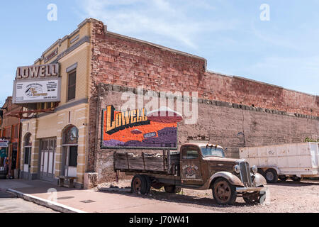 Lowell, vor den Toren Bisbee, AZ im Süden Arizonas. Die Innenstadt von Straße hat einige Arbeiten Geschäften, darunter einem bekannten Motorradladen aber wha Stockfoto