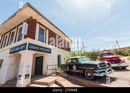 Lowell, vor den Toren Bisbee, AZ im Süden Arizonas. Die Innenstadt von Straße hat einige Arbeiten Geschäften, darunter einem bekannten Motorradladen aber wha Stockfoto