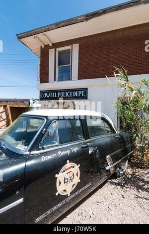 Lowell, vor den Toren Bisbee, AZ im Süden Arizonas. Die Innenstadt von Straße hat einige Arbeiten Geschäften, darunter einem bekannten Motorradladen aber wha Stockfoto