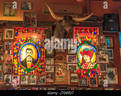 Big Nose Kate's Saloon mit Buntglas und viele alte West Charakter in Tombstone, AZ. Tombstone ist eine historische Stadt in Süd-Arizona, United S Stockfoto