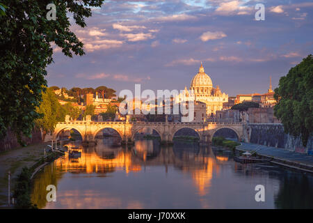 Berühmte Citiscape Ansicht von Str. Peters Basilica in Rom, Italien Stockfoto