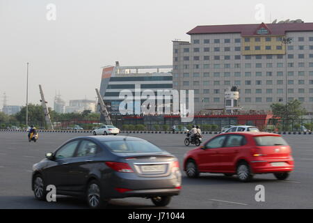 Fahrzeuge gehen aus in Richtung Gurgaon Delhi und Gurgaon am National Highway 8 aus. Die Überreste der demontierten Mautstelle sind auch sichtbar Stockfoto