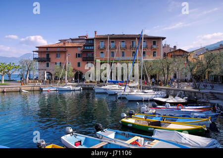 Hafen von Torri del Benaco am Gardasee in Italien Stockfoto