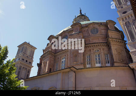 Wallfahrtskirche von Vicoforte, Region Piemont, Italien: Fassade des Doms mit der größten elliptische Kuppel, religiöses Symbol, Reiseziel Stockfoto