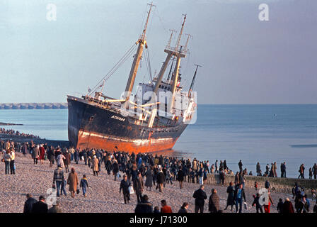 Das Frachtschiff Athina B gestrandet im Osten der Palace Pier, Brighton, England am 21. Januar 1980 Stockfoto