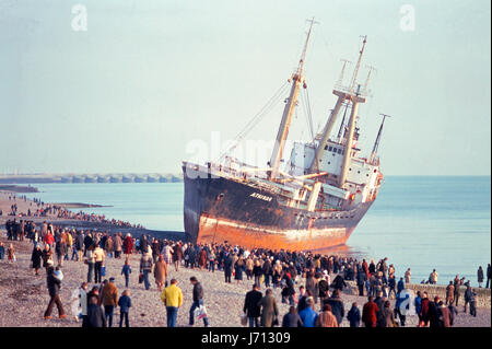 Das Frachtschiff Athina B gestrandet im Osten der Palace Pier, Brighton, England am 21. Januar 1980 Stockfoto