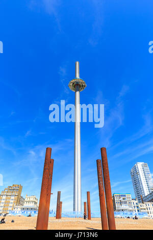 Brighton i360 Aussichtsturm auf der Strandpromenade, mit dem rostigen Pier unterstützt der alten Mole West im Vordergrund. Brighton, UK Stockfoto