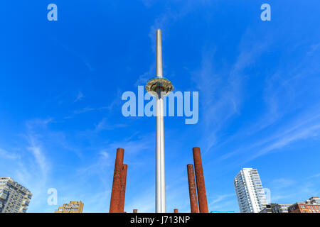 Brighton i360 Aussichtsturm auf der Strandpromenade, mit dem rostigen Pier unterstützt der alten Mole West im Vordergrund. Brighton, UK Stockfoto