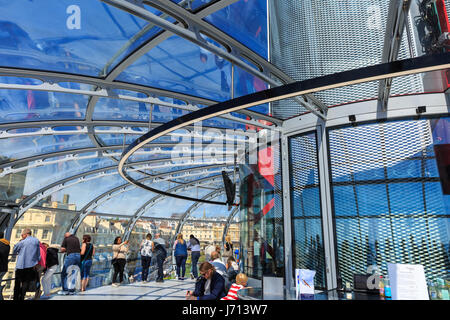 Die Menschen genießen die Fahrt auf der Brighton i360 Aussichtsturm, Brighton, UK Stockfoto