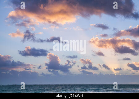 Horizont über den Atlantischen Ozean. Landschaft mit dramatischen Wolkenhimmel in Sunrise, Dominikanische Republik. Punta Cana. Bavaro Strand Stockfoto