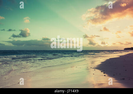 Bunten tropischen Sonnenaufgang über dem Atlantik Küste, Bavaro Beach, Insel Hispaniola. Dominikanische Republik, Küstenlandschaft mit Tonwertkorrektur filt Stockfoto