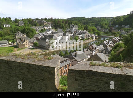 Luftaufnahme von Bouillon entlang des Flusses Semois, Bouillon, Belgien Stockfoto