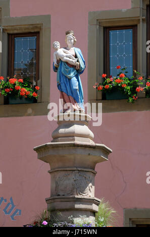 Brunnen, Frankreich Elsass wöchentlichen Markt Marktplatz Flohmarkt Turckheim Trkheim Stockfoto