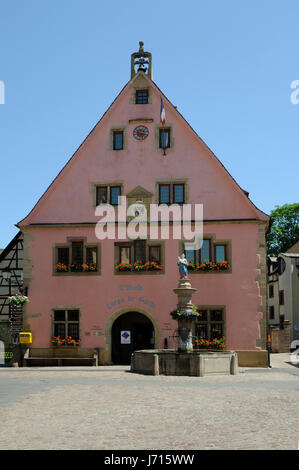 Elsass-Brunnen wöchentlichen Markt Marktplatz Flohmarkt Frankreich Rathaus Elsass Stockfoto