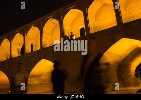 Si-o-Se Pol Bridge bei Nacht, Isfahan, Iran Stockfoto