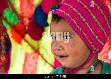 Nomad-Baby in einem Zelt, Bavanat Bereich, Provinz Fars, Iran Stockfoto