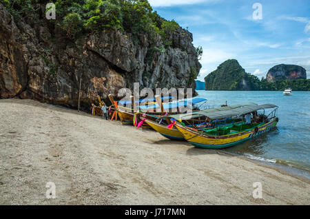 Boote am Ufer des Strandes, Thailand Stockfoto