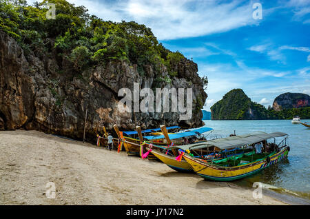 Boote am Strand von Phuket, Thailand Stockfoto