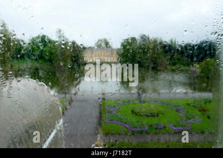 Unscharfen Blick über den See durch den Regen am Fenster von innen das Palmenhaus in Kew Gardens im Frühjahr, London UK KATHY DEWITT Stockfoto