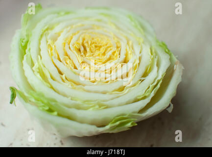 Geschnittenen Chinakohl Stiel auf einem Holztisch. Ansicht von oben, selektiver Weichzeichner. Zusammenfassung Hintergrund. Stockfoto