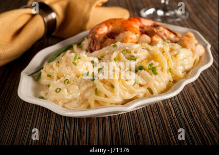 Zitrone Schnittlauch Nudeln mit Garnelen Stockfoto