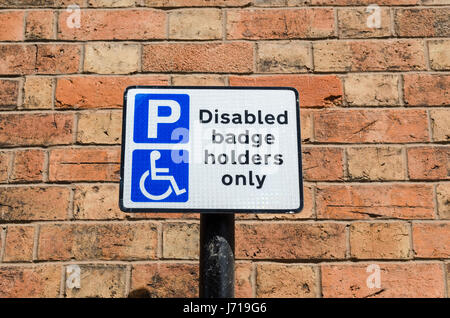 Schild mit der Aufschrift deaktiviert Abzeichen, die Inhaber nur parken können Stockfoto