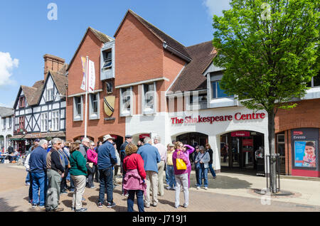 Reiseleiter im Gespräch mit einer Gruppe von Touristen außerhalb der Shakespeare Centre in London, Warwickshire, UK Stockfoto