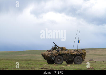 Der gepanzerte persönliche Träger ABC-79M mit Tarnelementen erscheint im Schießstand von Smirdan während einer multinationalen NATO-Militärübung „Wind Spring -15“. Stockfoto