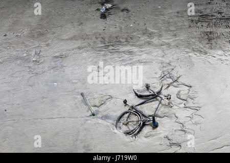 Antwerpen, Belgien - ein altes Motorrad im Schlamm geworfen Stockfoto