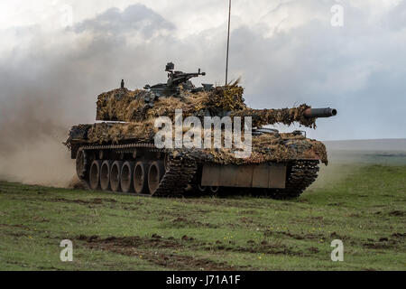 NATO-Militärübung auf dem Schießstand Smardan in Rumänien Ein rumänischer TR-85-Panzer feuert, während die gesamte Einheit die feindliche Linie während der NATO-Militärübung 'Wind Spring -15' auf dem Schießstand Smardan, 260 Kilometer nordöstlich von Bukarest, Rumänien, anfeuert. Stockfoto