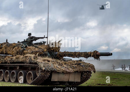 NATO-Militärübung auf dem Smardan-Schießstand in Rumänien Ein rumänischer Panzer TR-85 feuert, während die Einheit die feindliche Linie während der NATO-Militärübung 'Wind Spring -15' auf dem Smardan-Schießstand 260 Kilometer nordöstlich von Bukarest, Rumänien, auflädt. Stockfoto