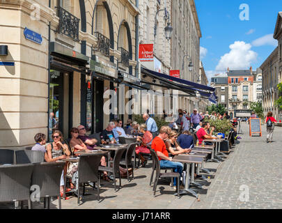 Cafés und Geschäfte in der Nähe der Kathedrale, Rue Tronsson Ducoudray, Reims, Frankreich Stockfoto