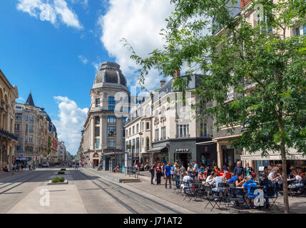 Geschäfte und ein Café in der Innenstadt, Rue de Vesle. Reims, Frankreich Stockfoto