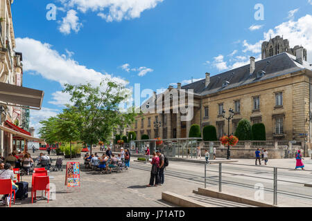 Café und Geschäfte mit Blick auf den Palast der Justiz (Tribunal de Grande Instanz de Reims) in der Stadt-Zentrum, Ort Myron Herrick, Reims, Frankreich Stockfoto