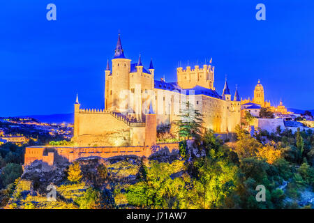 Segovia, Spanien. Der Alcázar von Segovia in der Dämmerung. Castilla y Leon. Stockfoto