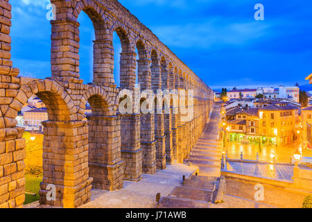 Segovia, Spanien. Blick auf Plaza del Azoguejo und der antiken römischen Aquädukt. Stockfoto