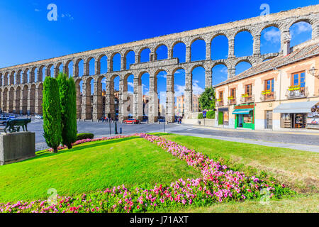 Segovia, Spanien. Blick auf Plaza del Azoguejo und der antiken römischen Aquädukt. Stockfoto