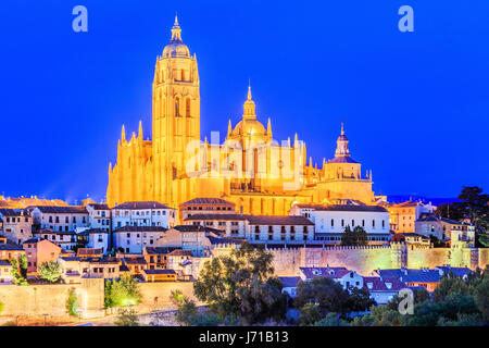 Segovia, Spanien. Blick über die Stadt mit der Kathedrale und dem mittelalterlichen Mauern in der Dämmerung. Stockfoto