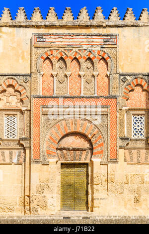 Córdoba, Spanien. Puerta(Gate) de San Ildefonso in der Moschee-Kathedrale Mezquita. Stockfoto