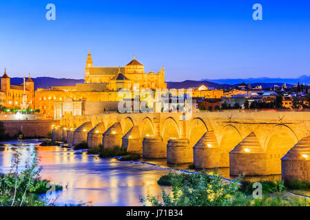 Córdoba, Spanien. Die römische Brücke und Moschee (Kathedrale) auf dem Fluss Guadalquivir. Stockfoto