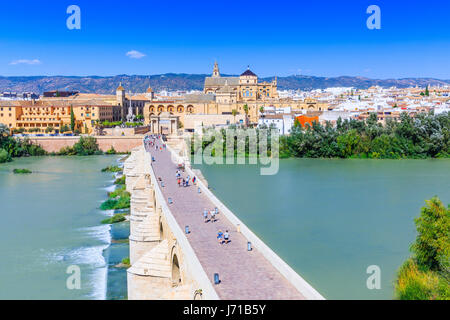Córdoba, Spanien. Die römische Brücke und Moschee (Kathedrale) auf dem Fluss Guadalquivir. Stockfoto