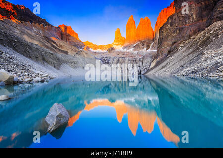 Torres Del Paine Nationalpark, Chile. Sonnenaufgang auf der Torres-Suche. Stockfoto