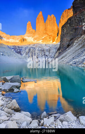 Torres Del Paine Nationalpark, Chile. Sonnenaufgang auf der Torres-Suche. Stockfoto