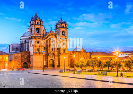 Cusco, Peru-die historische Hauptstadt des Inka-Reiches. Plaza de Armas in der Dämmerung. Stockfoto