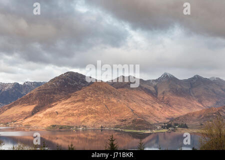 Blick über die Kintail National Scenic Area und Loch Duich in Schottland. Stockfoto