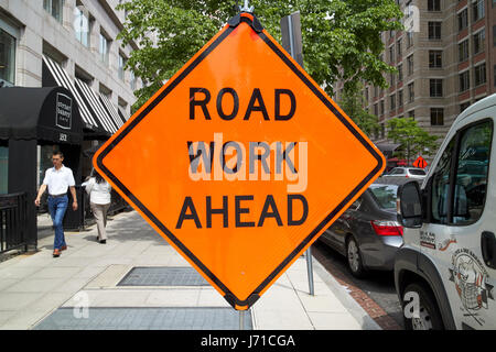 Straße Arbeit voraus orange Diamanten Roadsign in der Innenstadt von Washington DC USA Stockfoto
