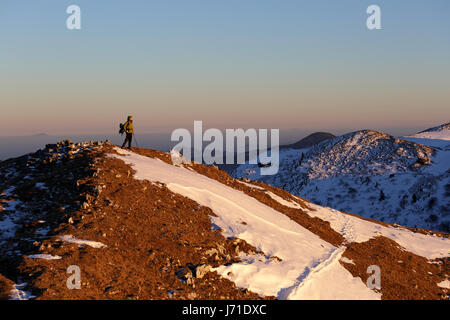 Frau am Gipfel des Berges bei Sonnenuntergang, Mozic, Slatnik, Slowenien wandern. Stockfoto