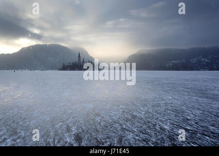 Gefrorenen See Bled in der Winterzeit, Slowenien. Stockfoto