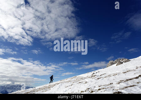 Frau auf dem Gipfel des Berges, Dobratsch, Österreich. Stockfoto