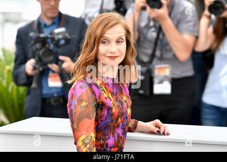 Cannes, Frankreich. 22. Mai 2017. Schauspielerin Isabelle Huppert des Films "Happy End" posiert für Fotos in Cannes, Frankreich, 22. Mai 2017. Der Film "Happy End" unter der Regie des österreichischen Regisseurs Michael Haneke kämpfen um die Goldene Palme auf dem 70. Cannes Film Festival. Bildnachweis: Chen Yichen/Xinhua/Alamy Live-Nachrichten Stockfoto